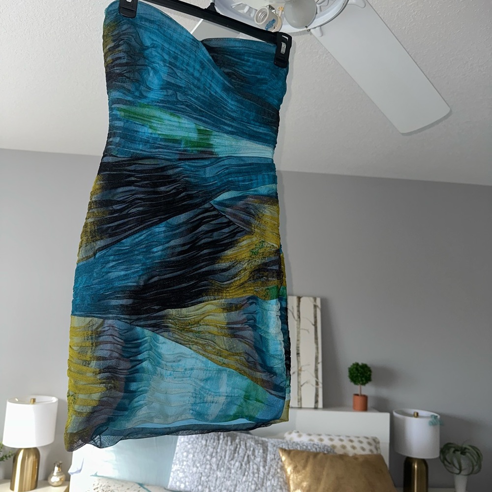 BCBGMAXAZRIA mini dress, excellent quality, flattering fit